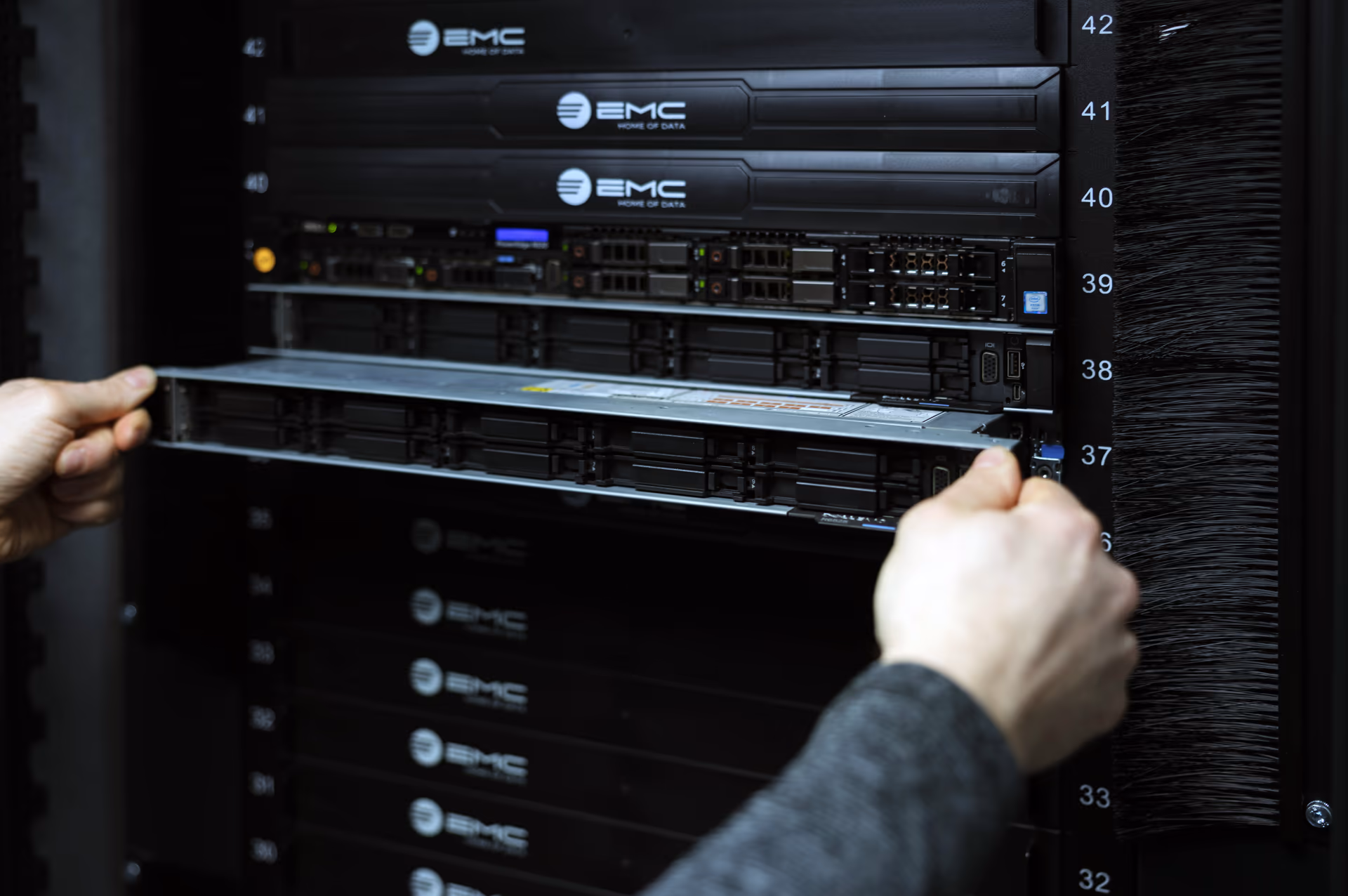 Techniker beim Servereinbau